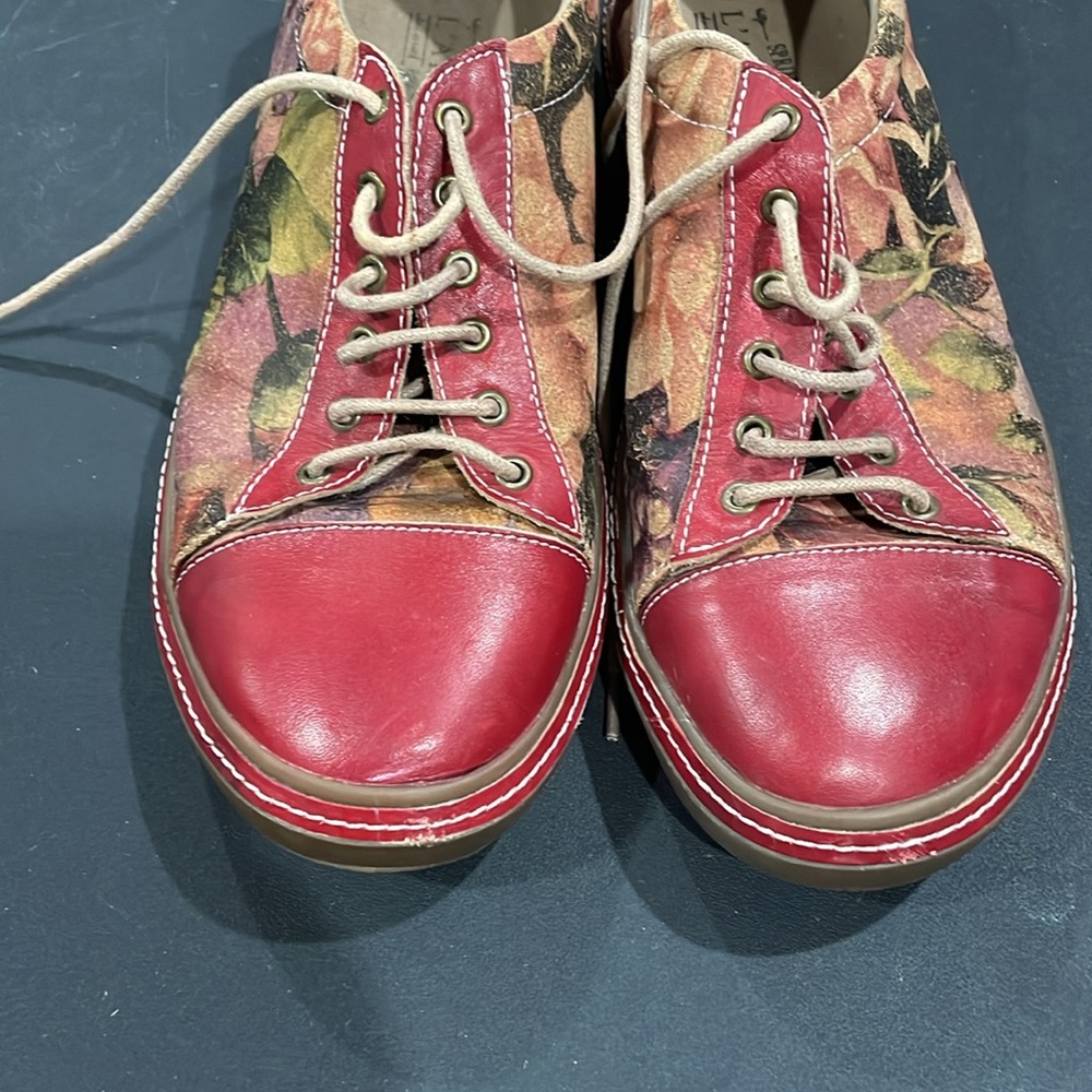 L'Artiste Spring Step Women's Red Floral Lace Up Casual Shoes - Picture 6 of 13